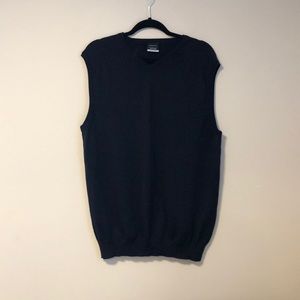 Nike’s golf navy, sweater vest Size large